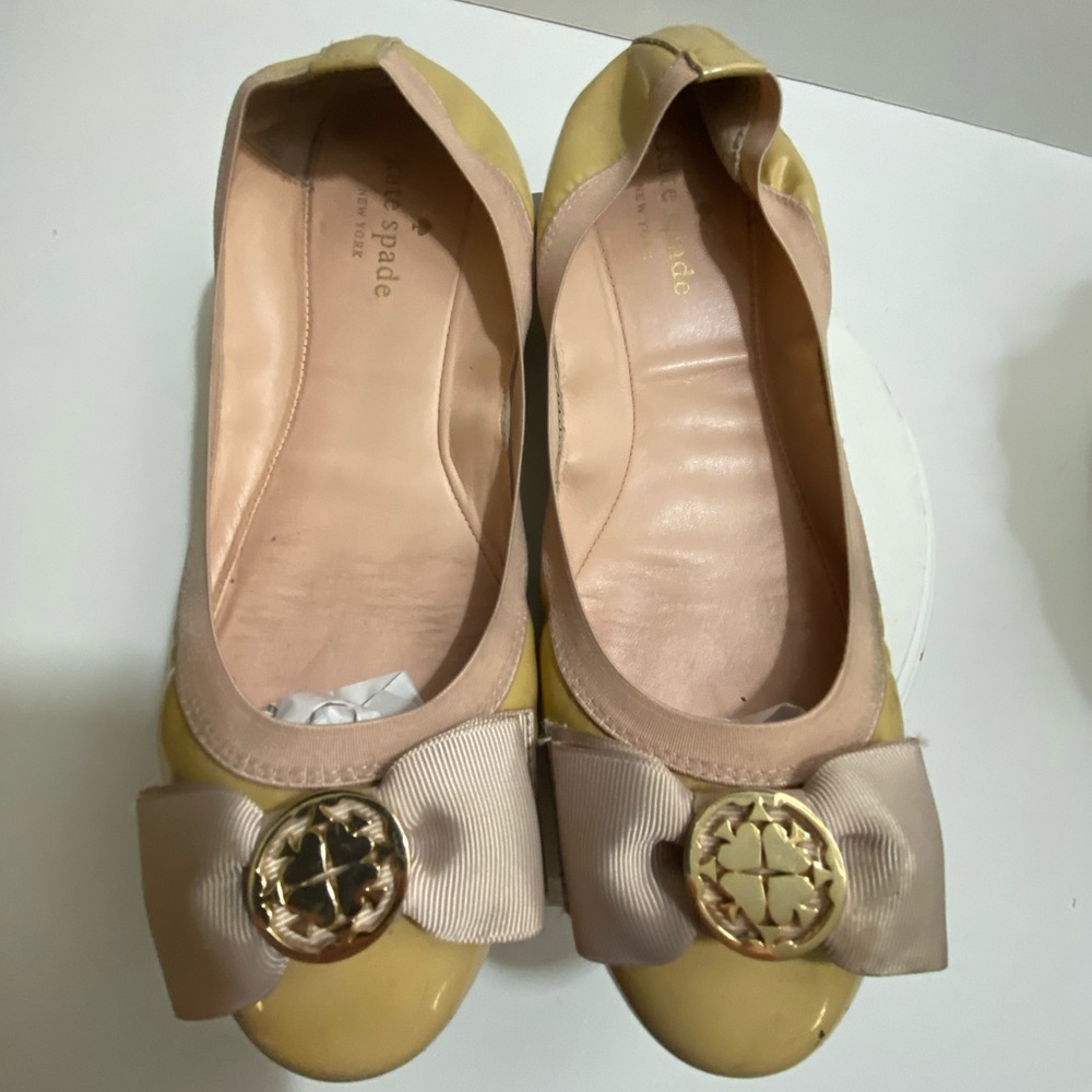 Kate Spade 8.5M Slip on ballet flats; beige w bow & gold spade accent at toe